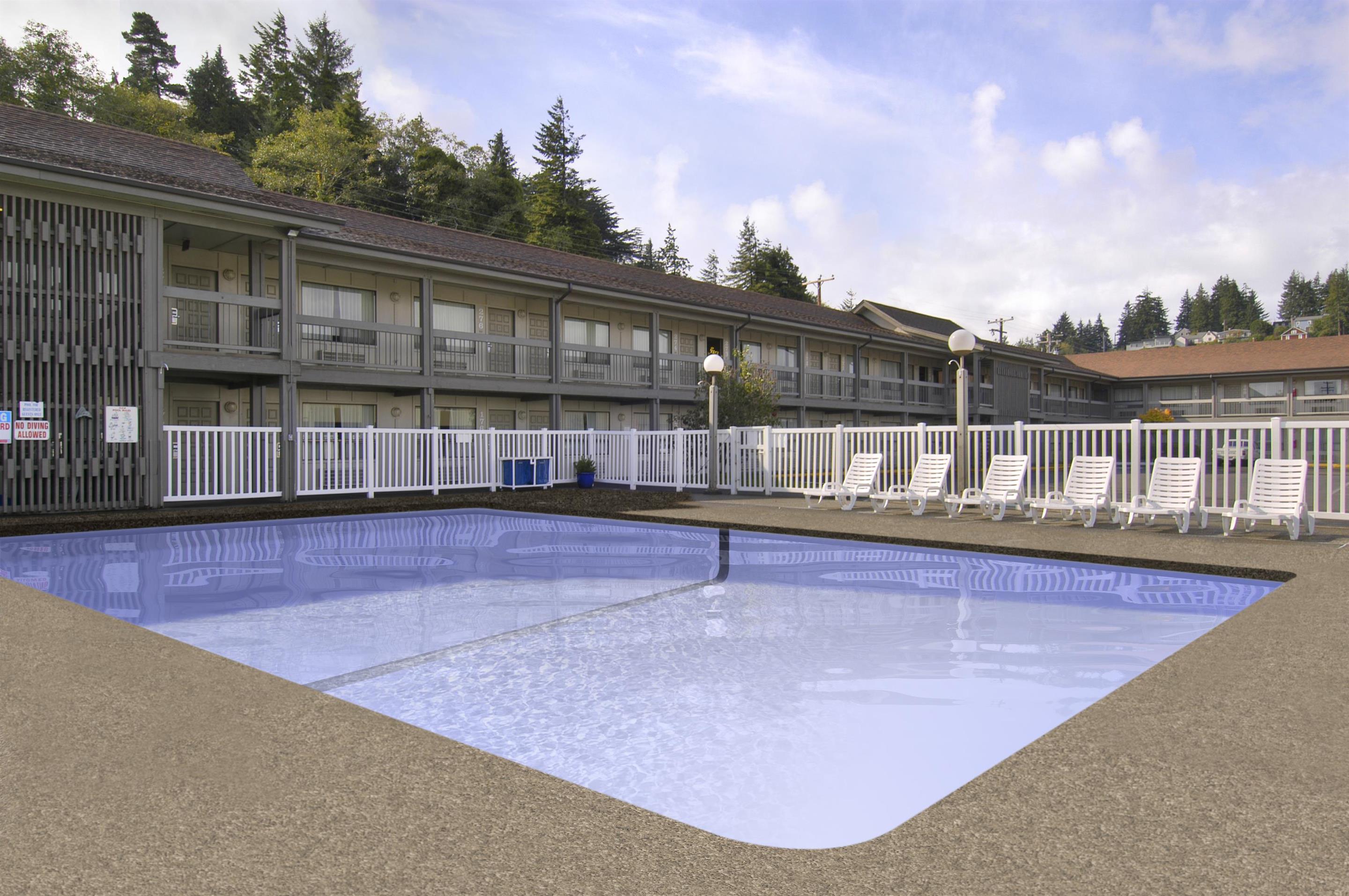 Pool | Red Lion Hotel Coos Bay
