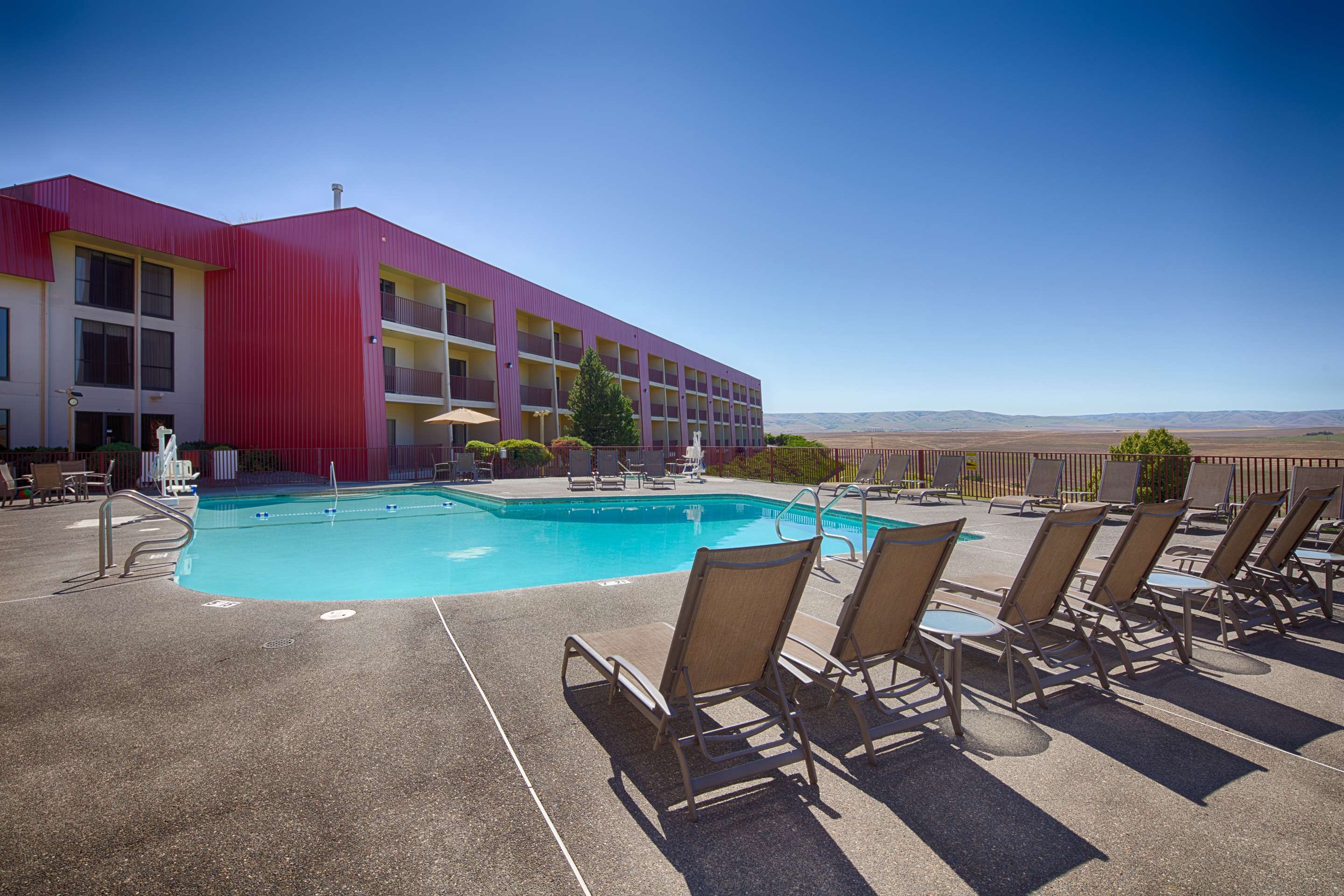 ORPEND Exterior Night | Red Lion Hotel Pendleton