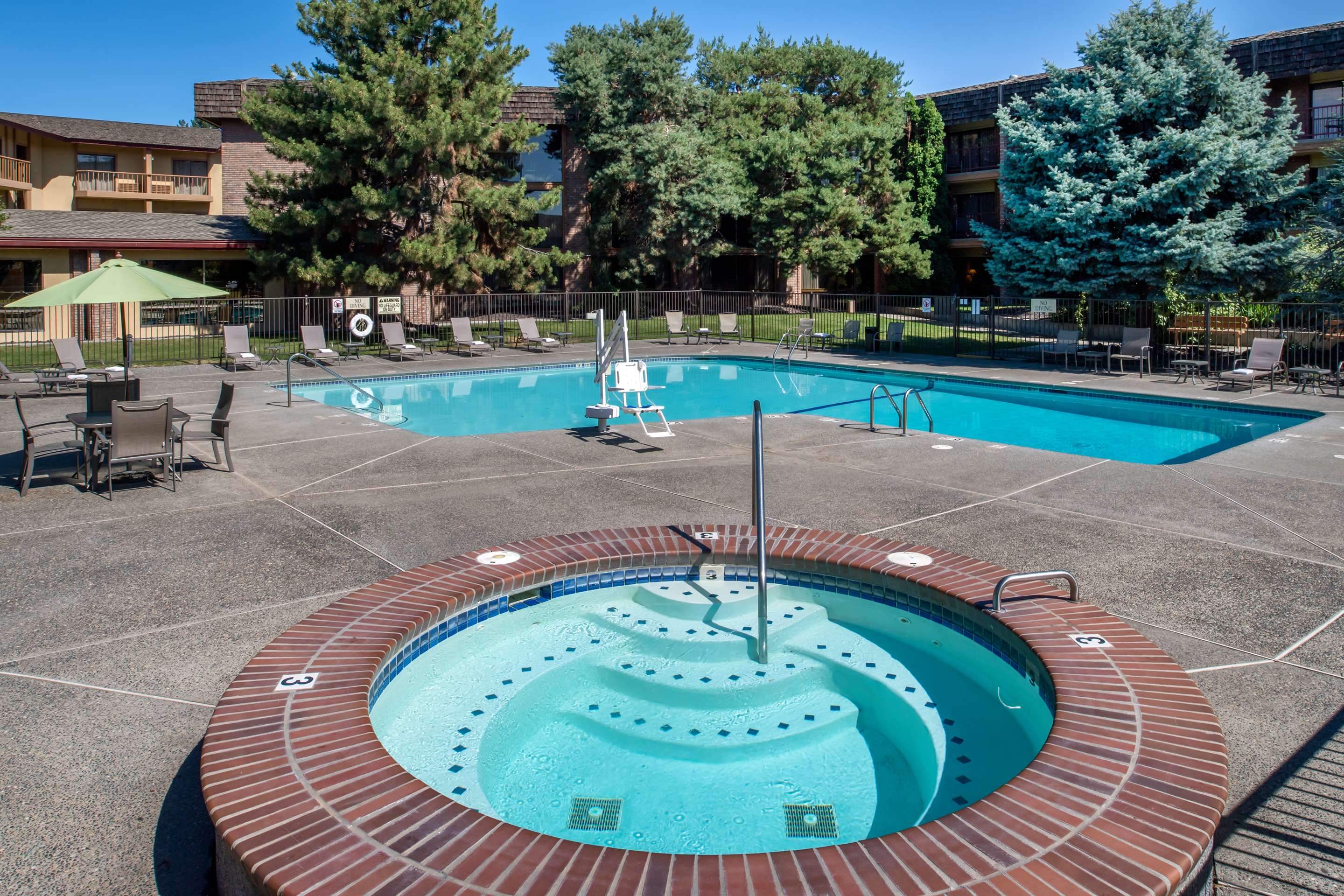 Pasco Hotel Outdoor Pool & Spa | Red Lion Hotel Pasco Airport & Conference Center