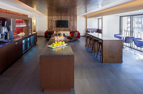 Bar - Hyatt Regency Hotel Atlanta - I-75 & I-85, Exit 249A & 249B