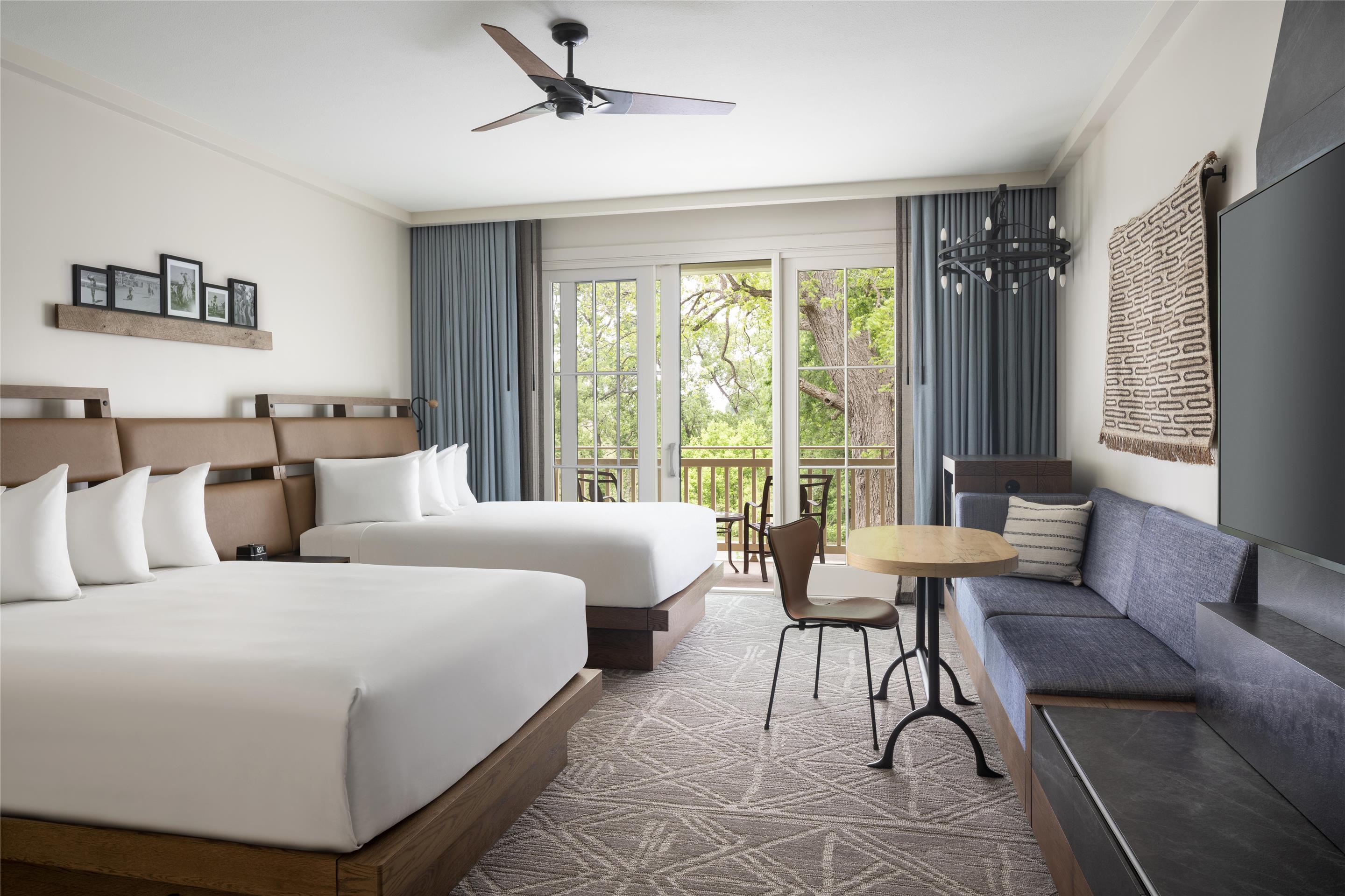2 Queen Beds with Balcony