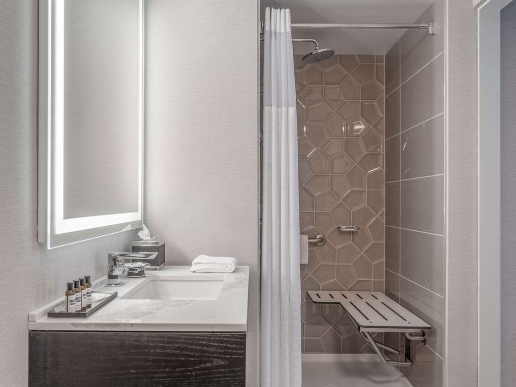 HYATT REGENCY DEERFIELD-guestroom-Guest Room,Suite,On-Site.jpg