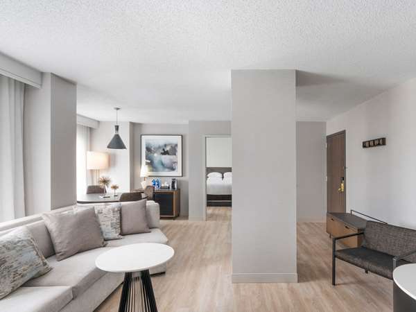 Suite - Hyatt Regency Hotel Deerfield - I-94, Exit 24