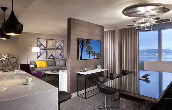Suite - Hyatt Regency Hotel Los Angeles International Airport