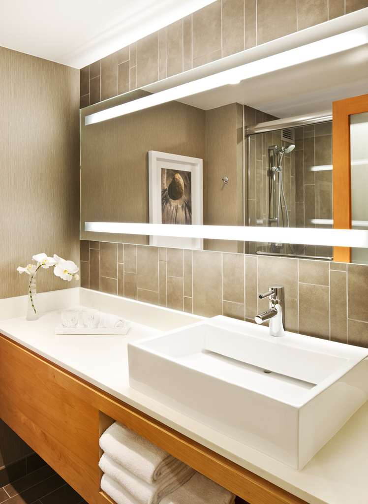 HYATT REGENCY LONG BEACH-guestroom-Guest Room,Bathroom,On-Site.jpg