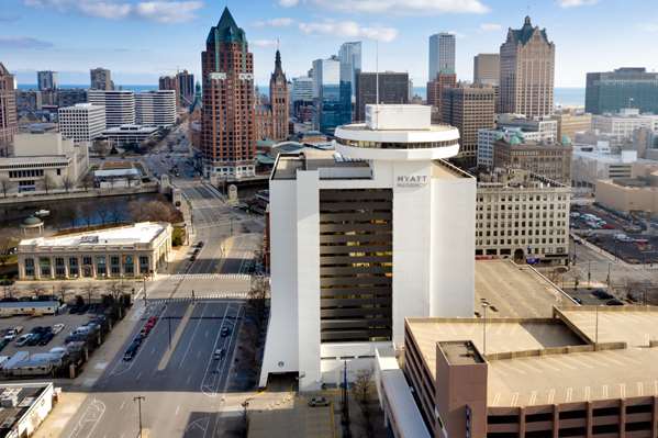 Exterior view - Hyatt Regency Hotel Milwaukee - I-43, Exit 72A & 72E