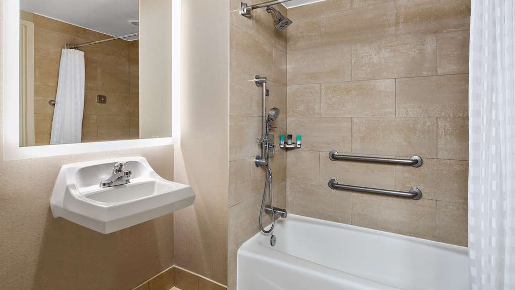 HYATT REGENCY VALENCIA-guestroom-Guest Room,Bathroom,On-Site.jpg