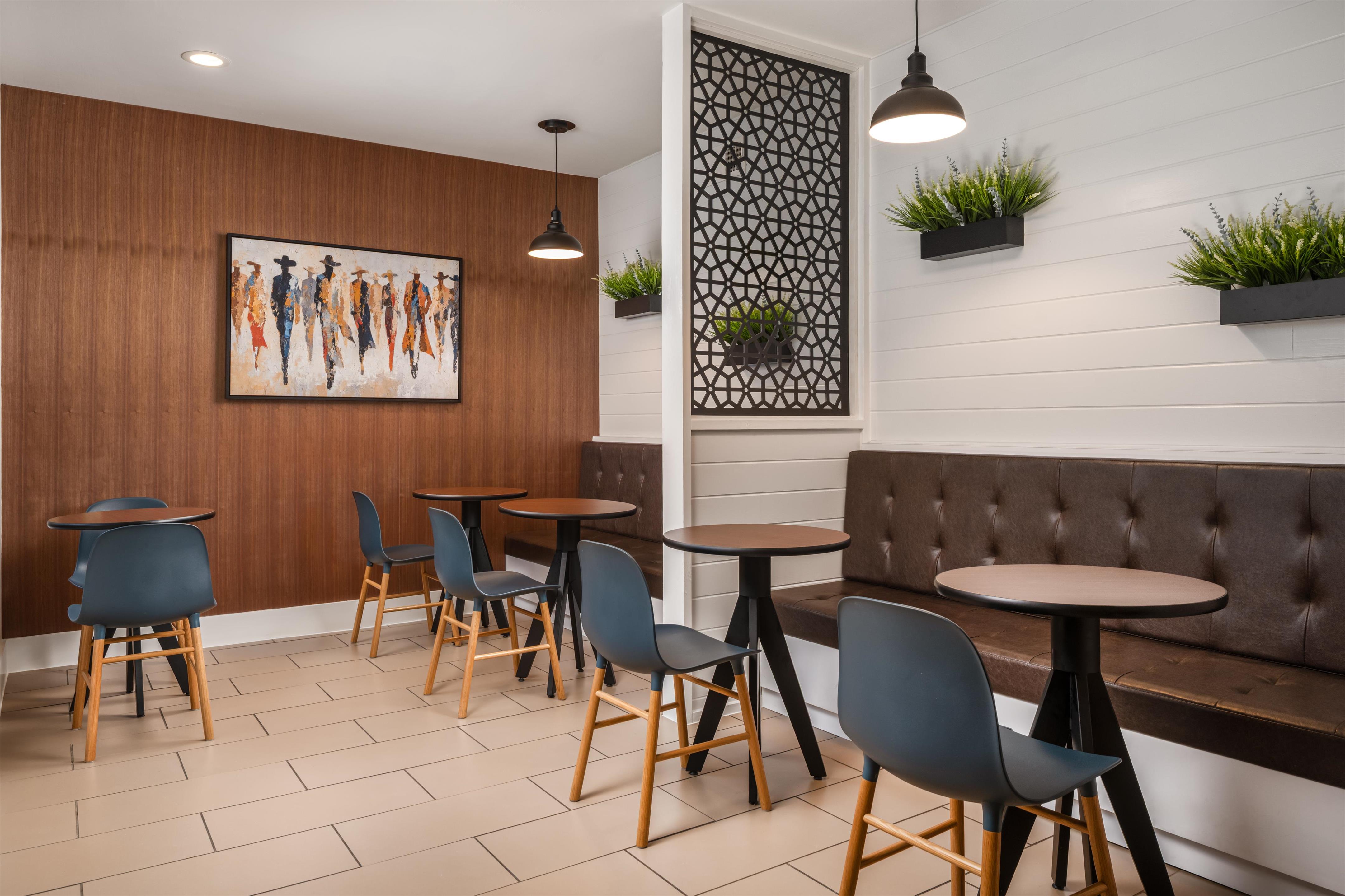 Bar Lounge | HYATT house Dallas/Uptown