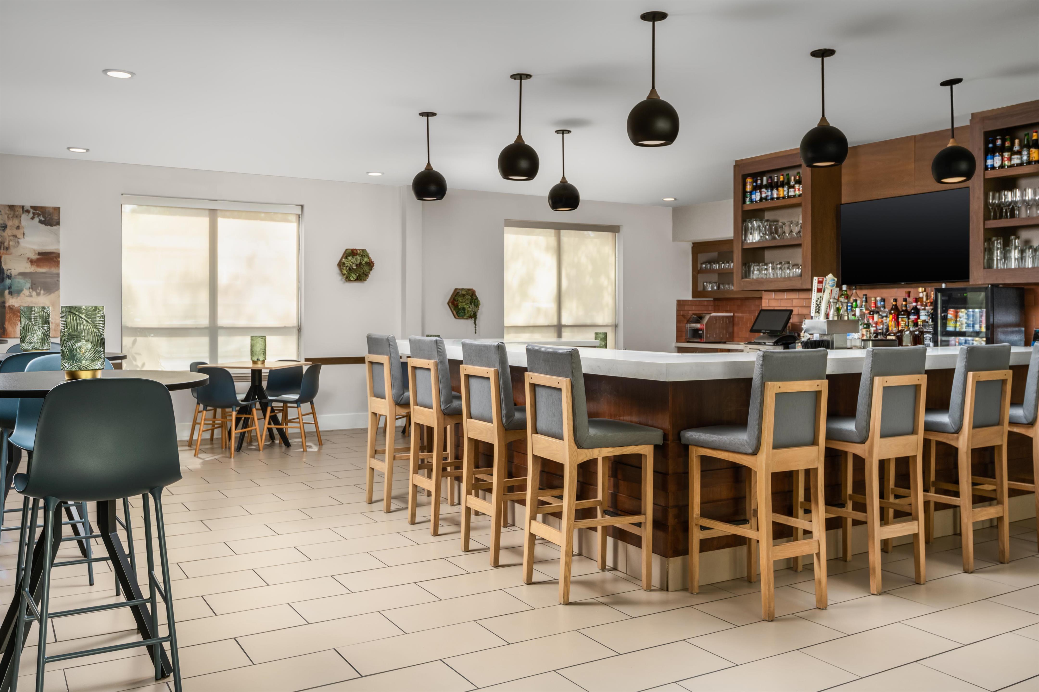 Bar Lounge | HYATT house Dallas/Uptown