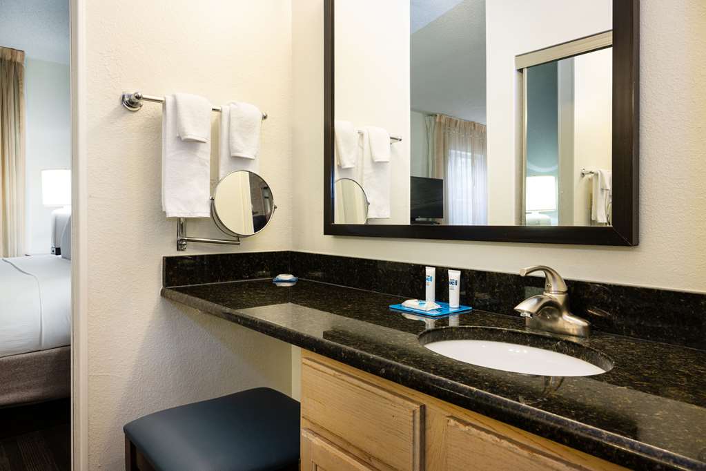 HYATT HOUSE HERNDON/RESTON-guestroom-Guest Room,Bathroom,On-Site.jpg