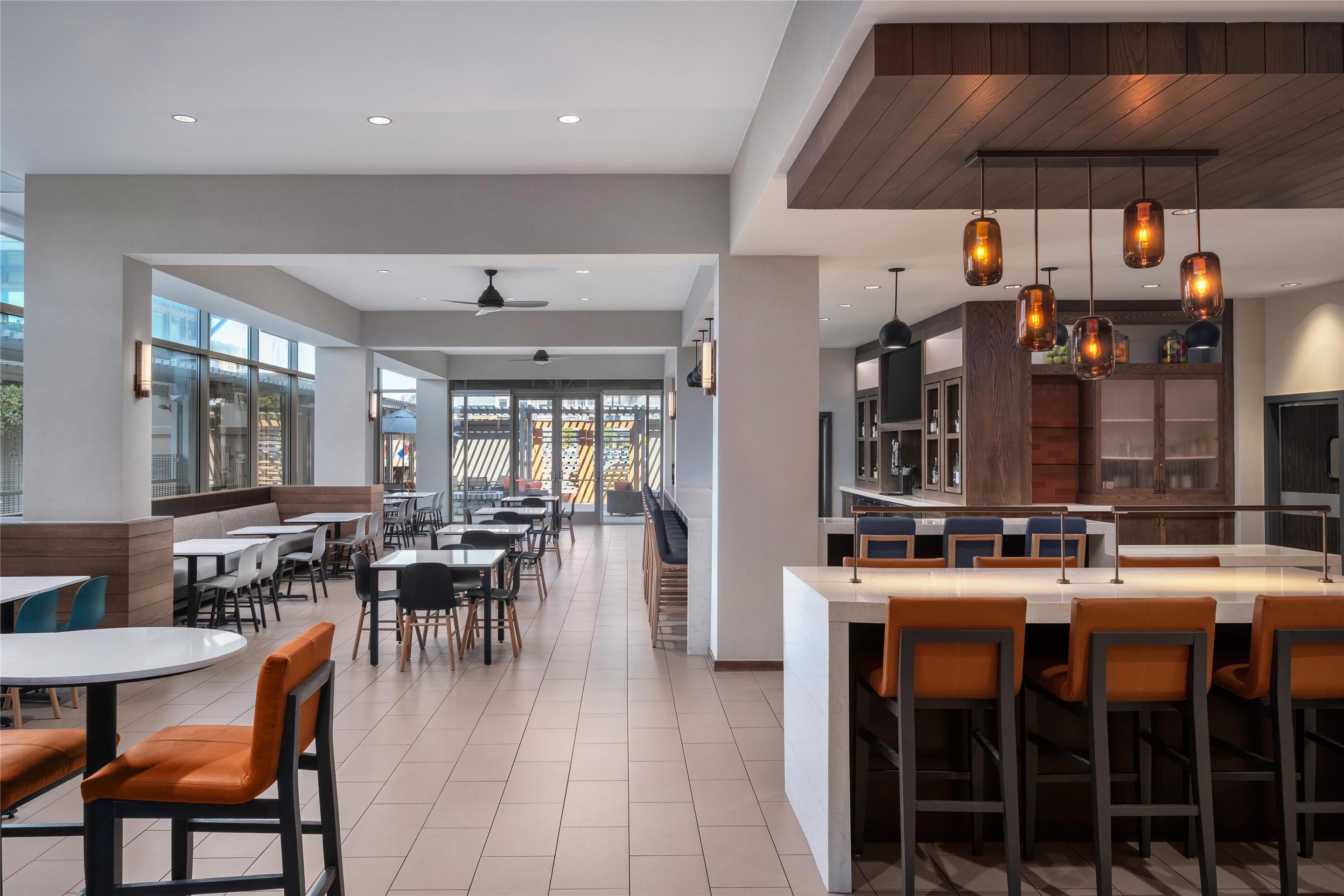 Bar Lounge | Hyatt House Emeryville