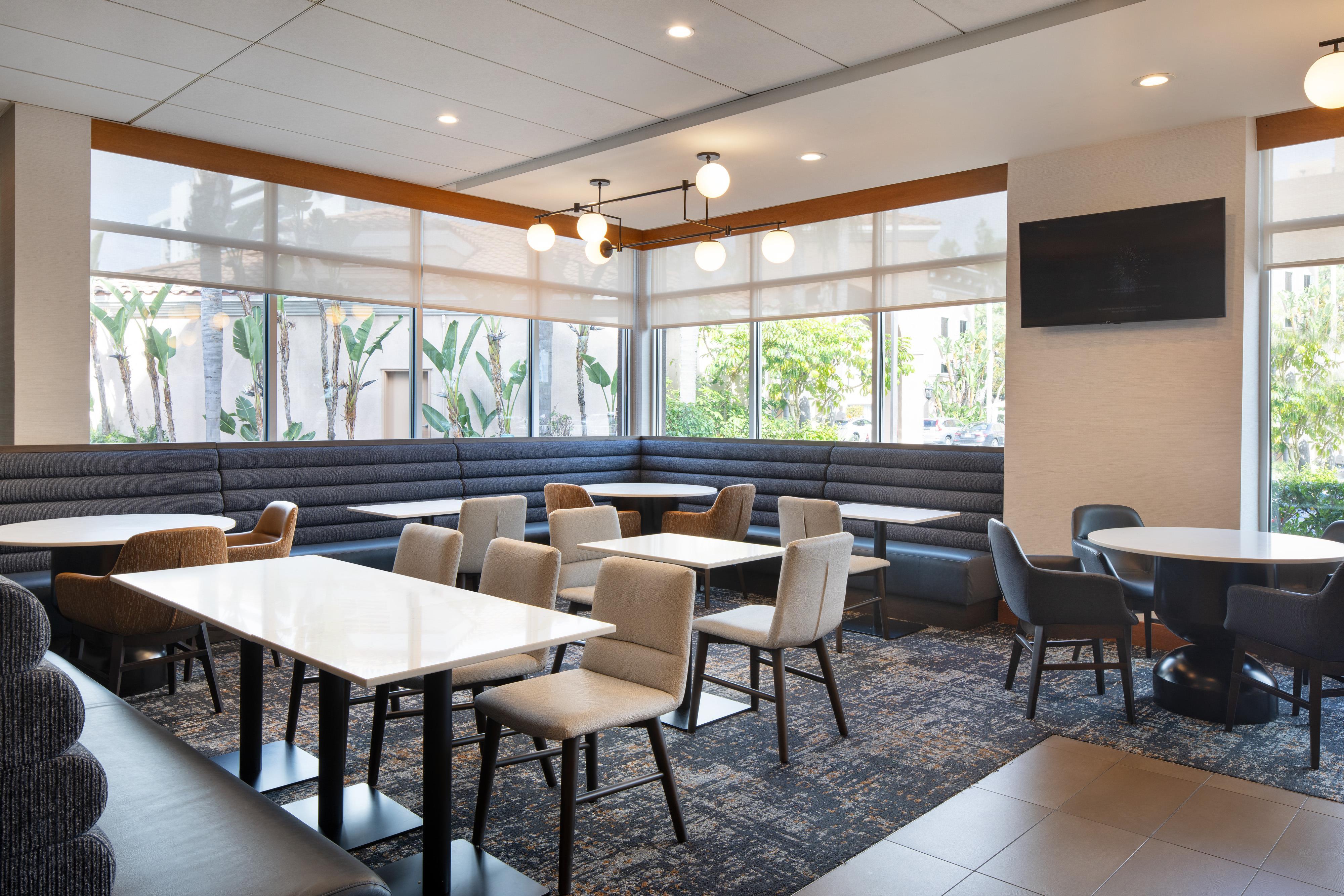 Restaurant | Hyatt Place at Anaheim Resort/Convention Center