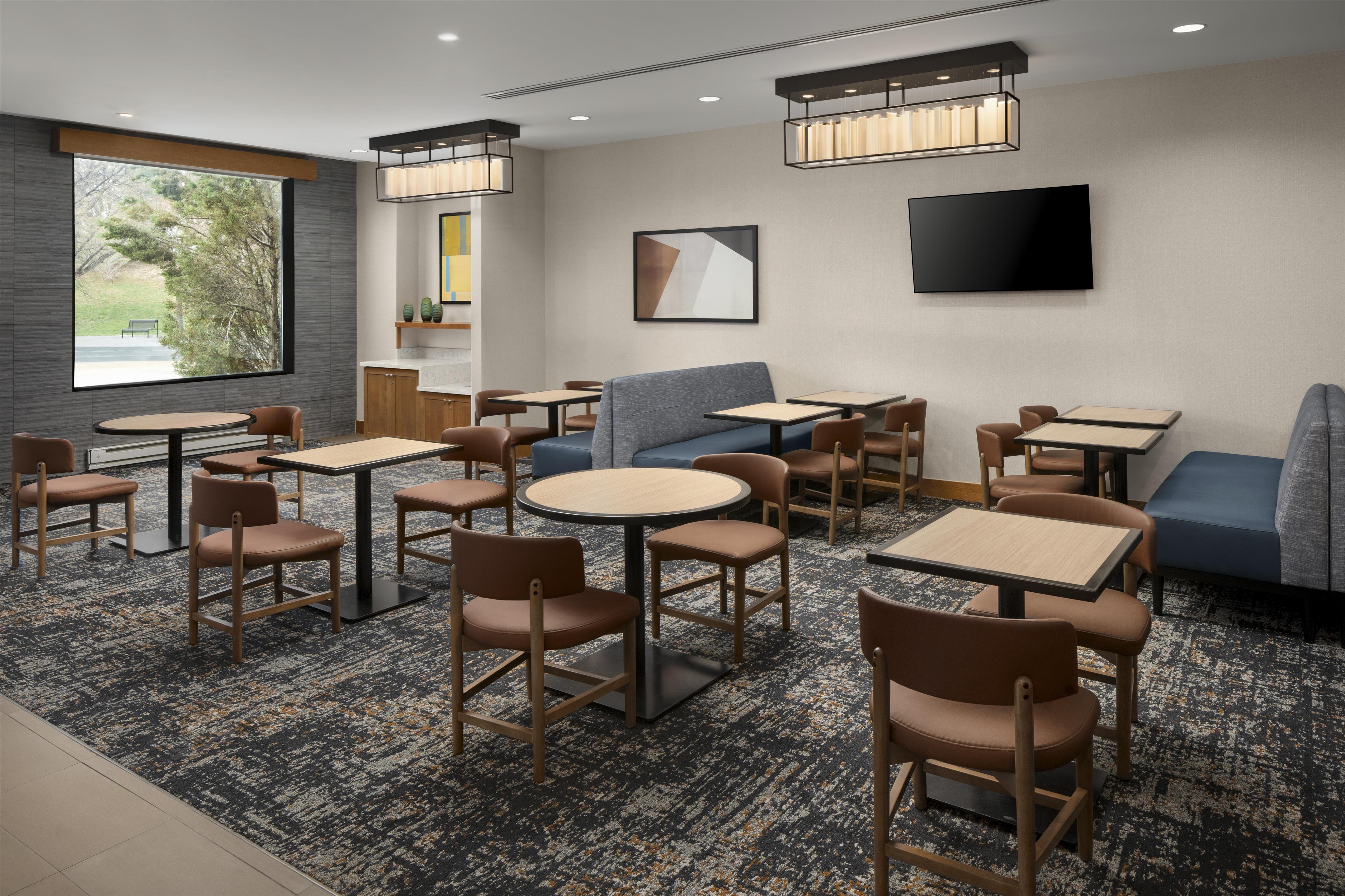 Breakfast Area | Hyatt Place Denver/Cherry Creek