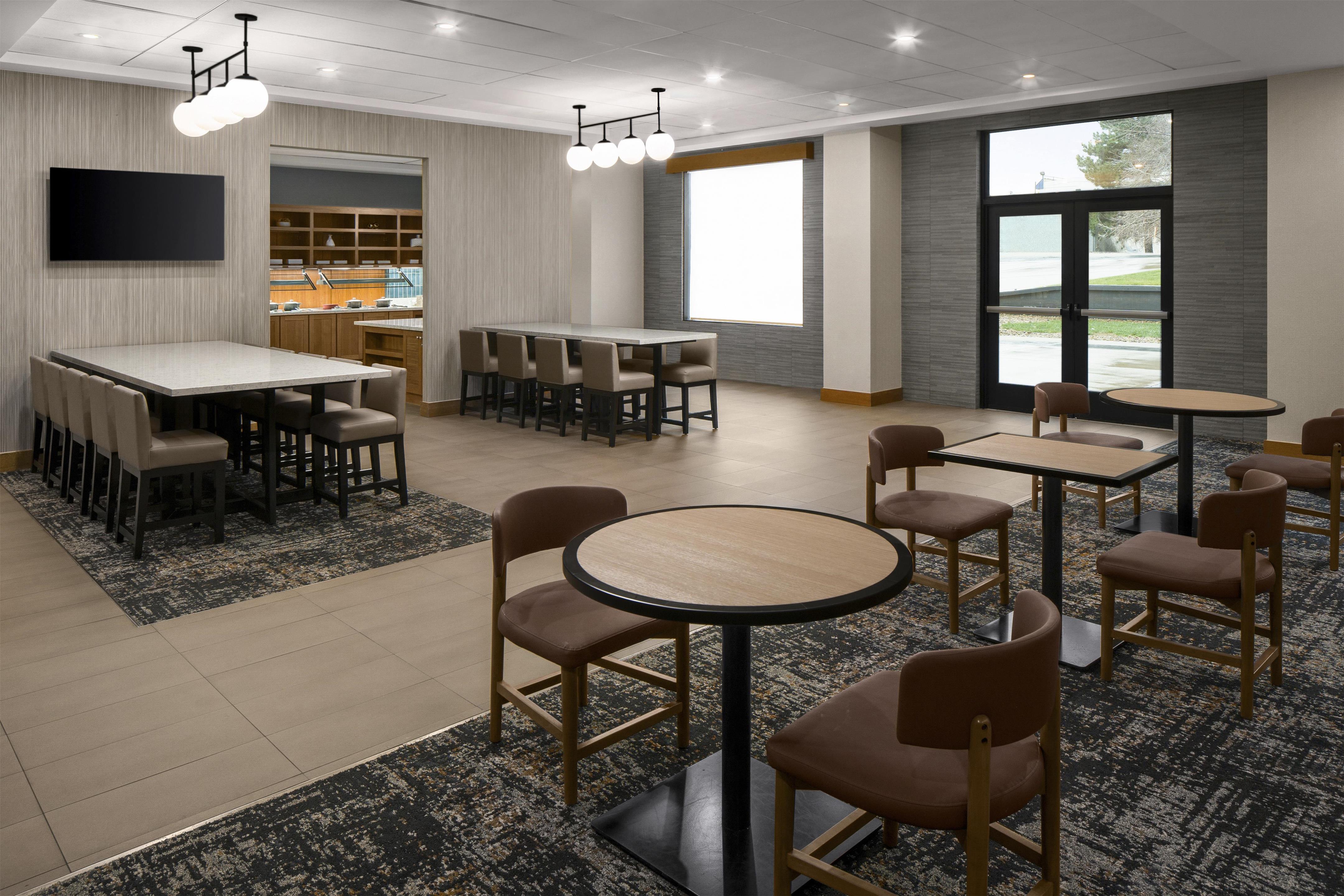 Breakfast Area | Hyatt Place Denver/Cherry Creek