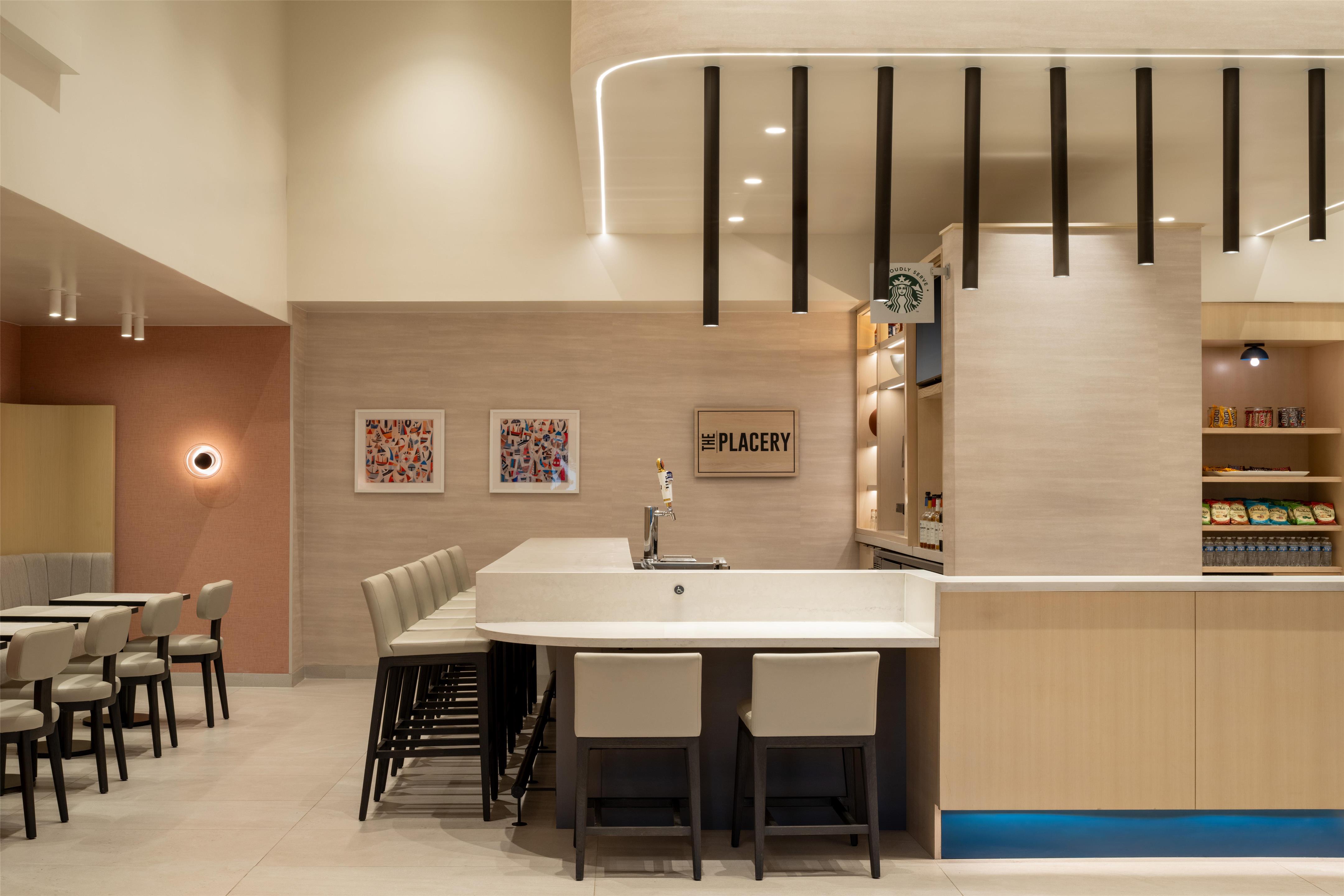 Bar Lounge | Hyatt Place Fort Lauderdale Cruise Port