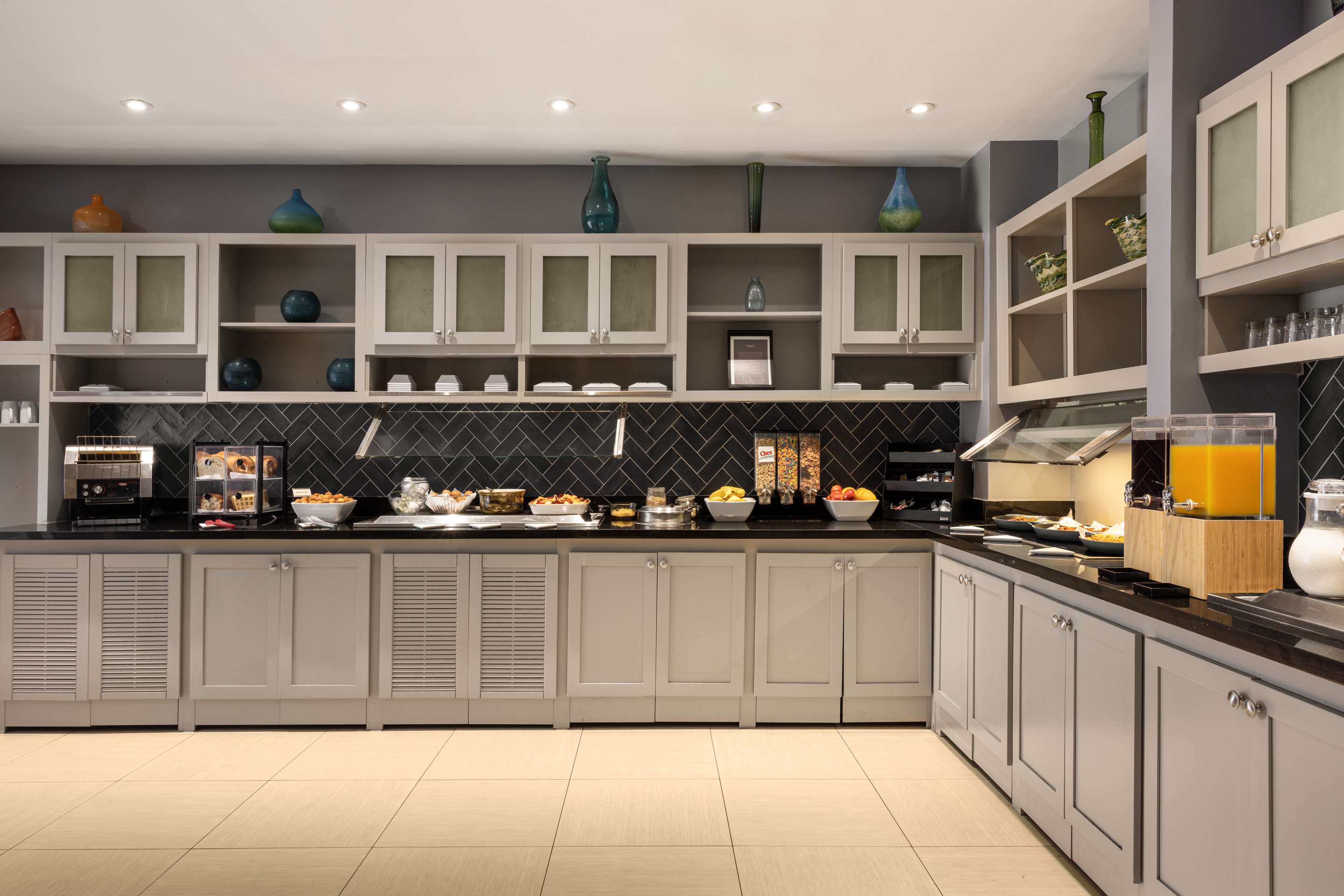 Breakfast Area | Hyatt Place Chantilly Dulles Airport-South