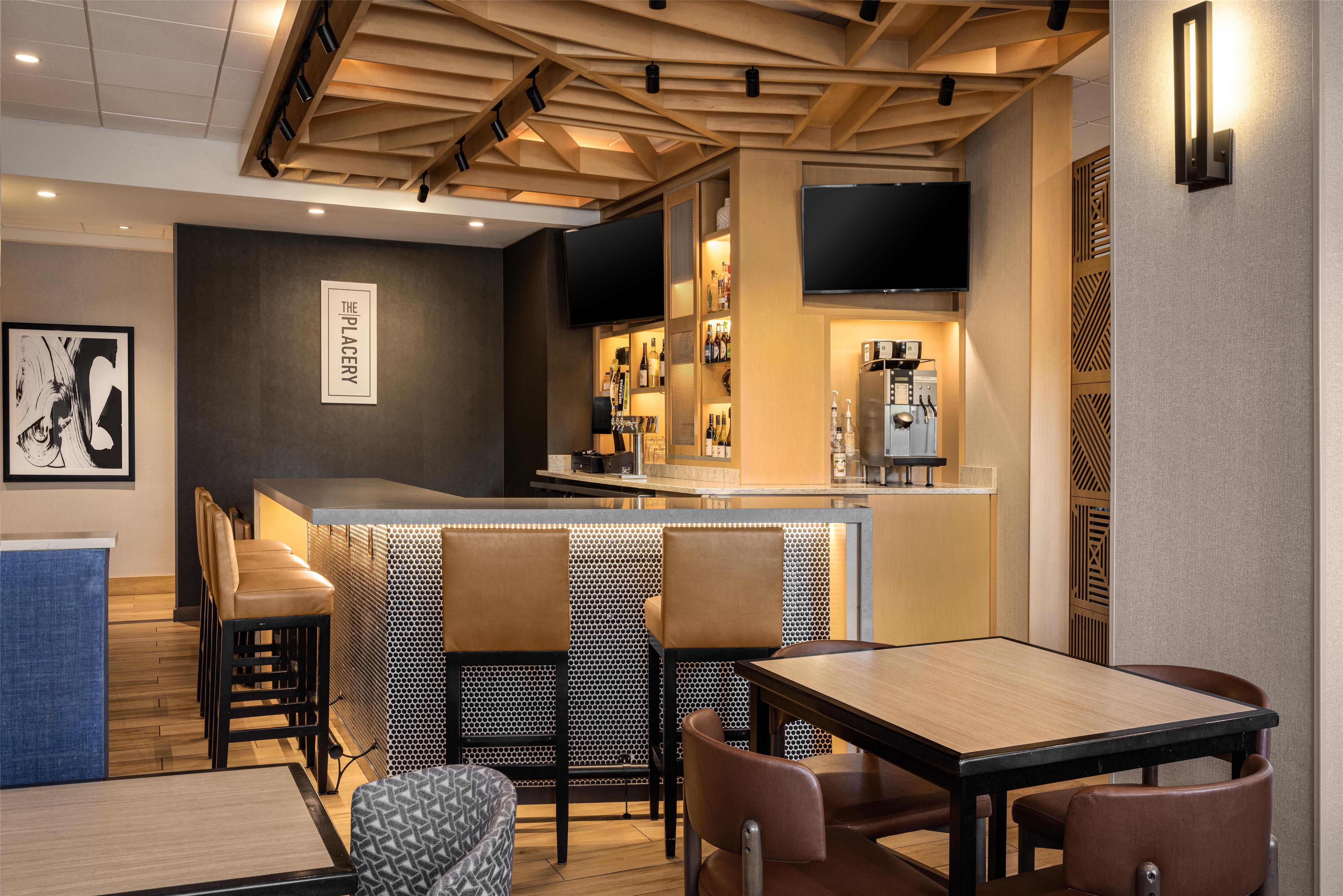 Bar Lounge | Hyatt Place Indianapolis Airport