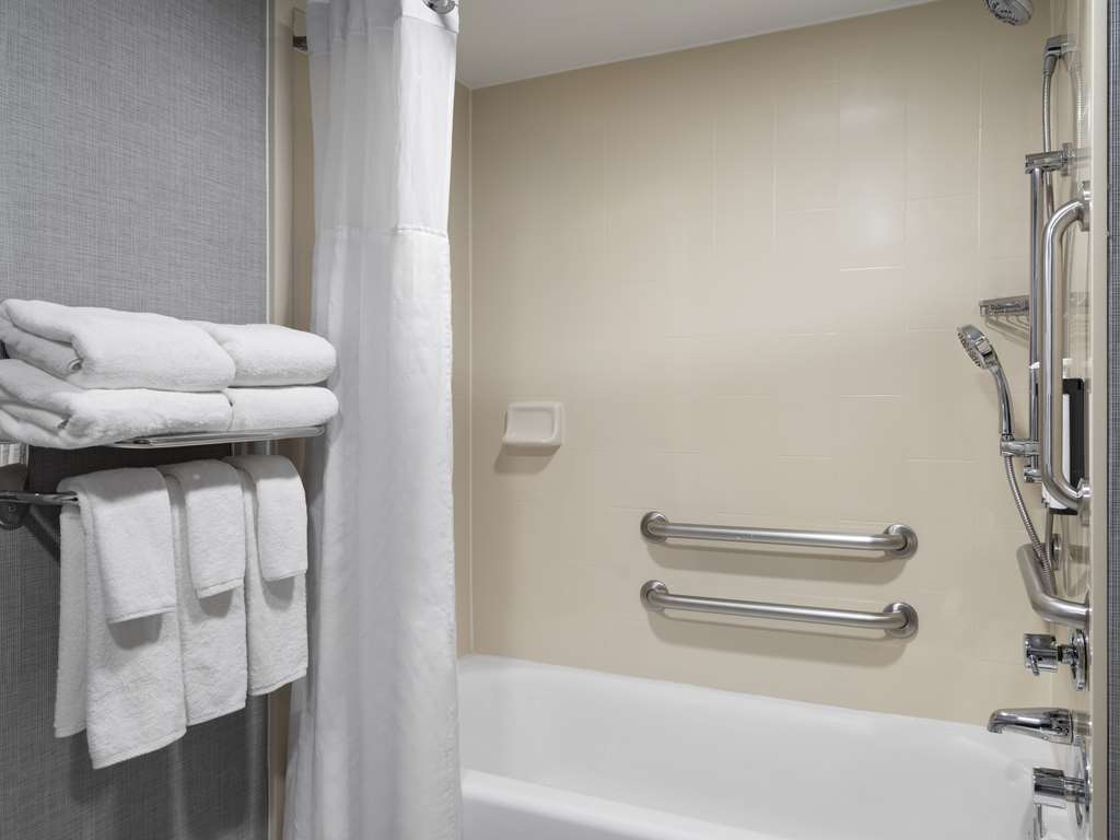 HYATT PLACE OVERLAND PARK METCALF-guestroom-Guest Room,Bathroom,On-Site.jpg