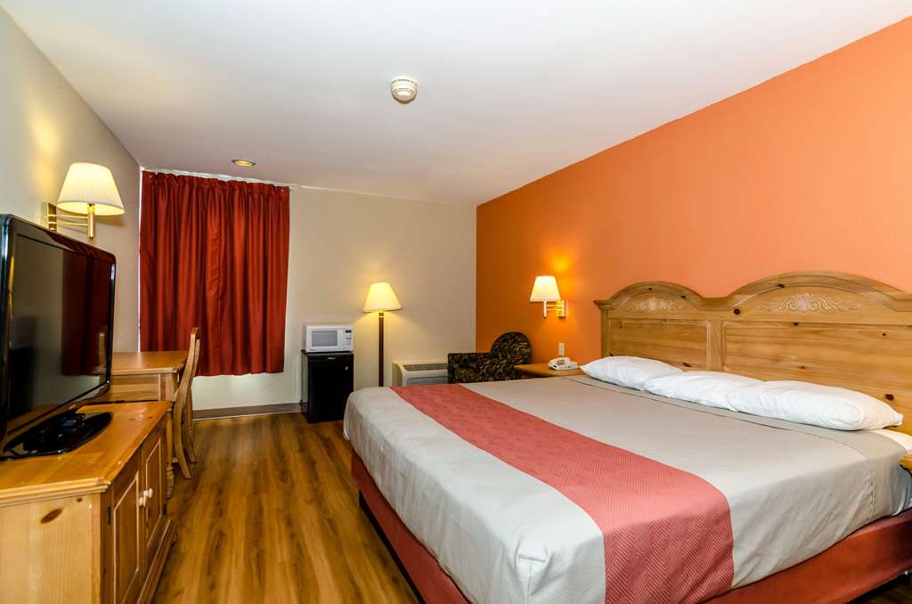 MOTEL 6 NEWARK-guestroom-Guest Room,Bedding,King bed,Guest Room Amenity,Mini-Refrigerator,TV and multimedia,Sitting area,Indoor/Interior,On-Site,Furnishings,Telephone,Single Room,Standard Room.jpg