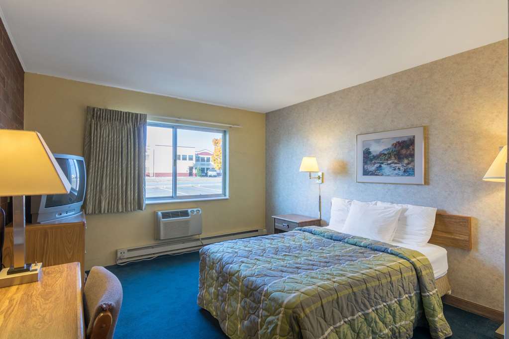 MOTEL 6 EAU CLAIRE-guestroom-Guest Room,Indoor/Interior,On-Site.jpg