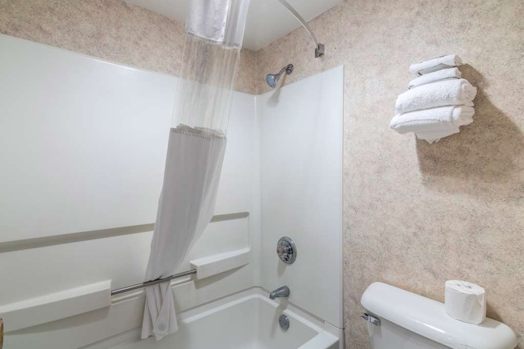 MOTEL 6 EAU CLAIRE-guestroom-Guest Room,Bathroom,On-Site.jpg