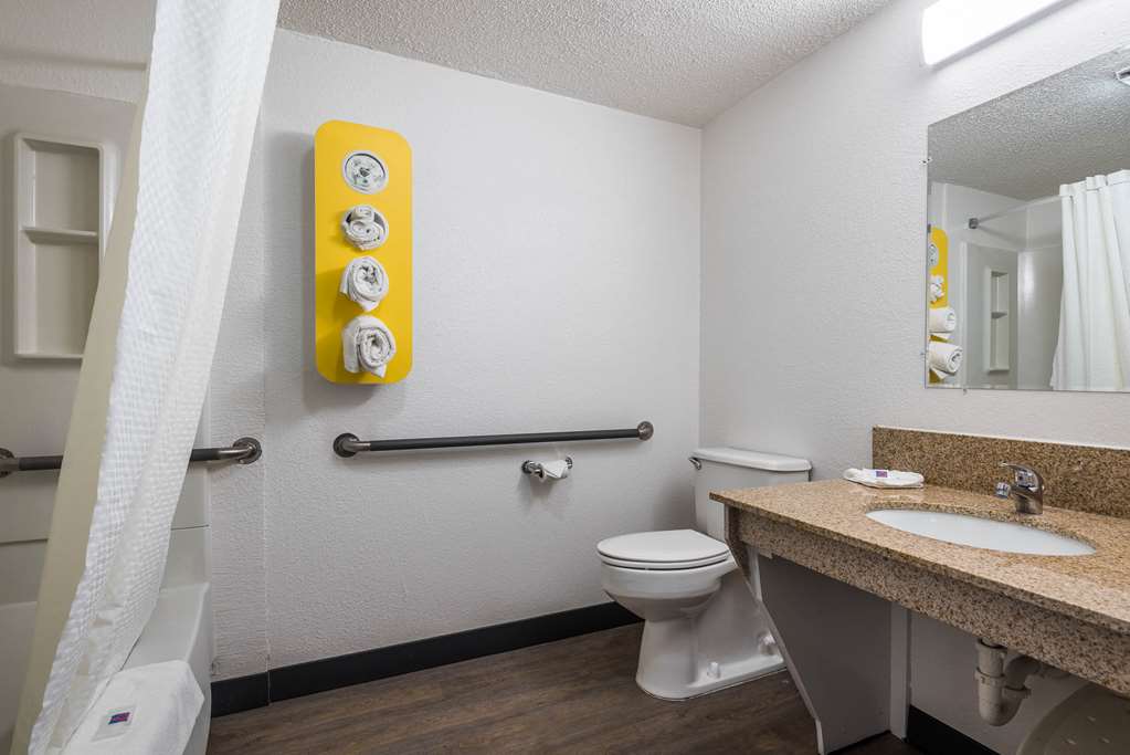 MOTEL 6 BRIDGEVIEW-guestroom-Guest Room,Bathroom,On-Site.jpg