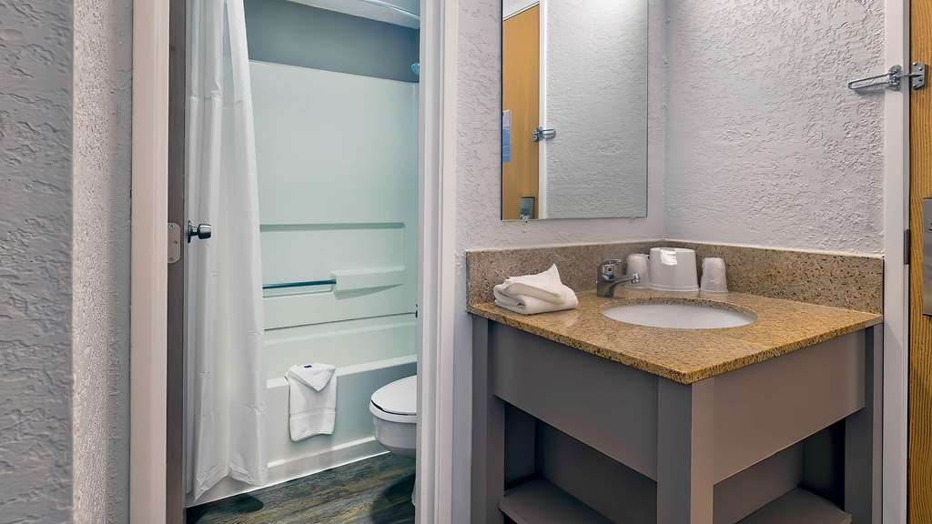MOTEL 6 GLENDALE-guestroom-Guest Room,Bathroom,On-Site.jpg