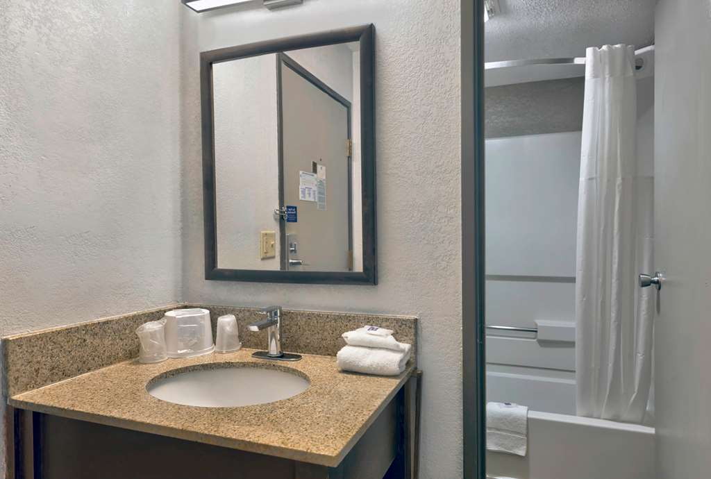 MOTEL 6 OAK CREEK WI-guestroom-Guest Room,Bathroom,On-Site.jpg