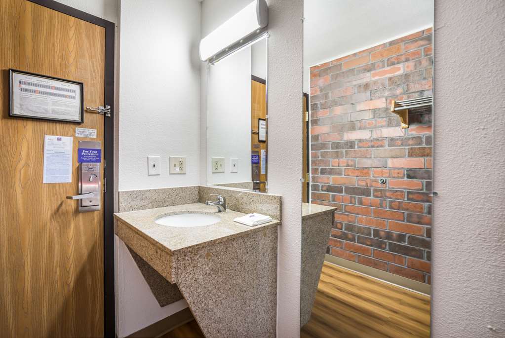 MOTEL 6 MADISON EAST-guestroom-Guest Room,Bathroom,On-Site.jpg