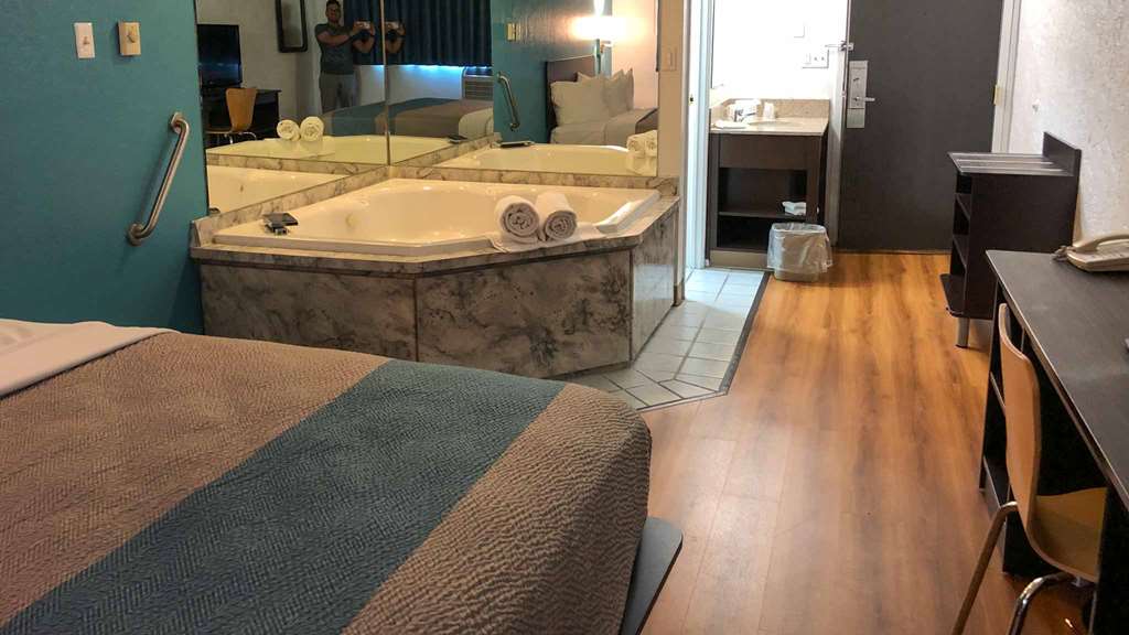 MOTEL 6 LA CROSSE WI-guestroom-Guest Room,Sink,Tub,Bedding,King bed,Guest Room Amenity,Sitting area,On-Site,Furnishings,Telephone,Single Room,Standard Room.jpg