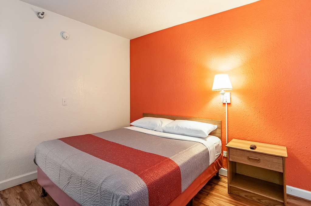 MOTEL 6 NAPERVILLE IL-guestroom-Guest Room,Bed,Guest Room Amenity,On-Site,Furnishings,Single Room.jpg