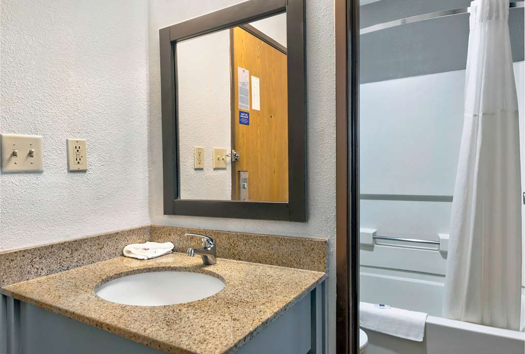 MOTEL 6 CEDAR RAPIDS AIRPORT-guestroom-Guest Room,Bathroom,On-Site.jpg