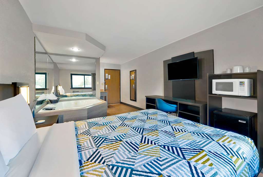 MOTEL 6 CEDAR RAPIDS AIRPORT-guestroom-Guest Room,On-Site.jpg