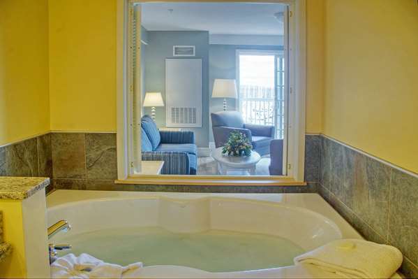 Suite - Watkins Glen Harbor Hotel