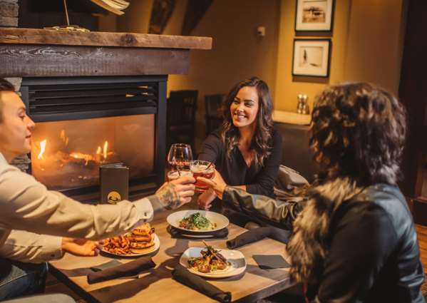 Bar - Explorer Hotel Yellowknife