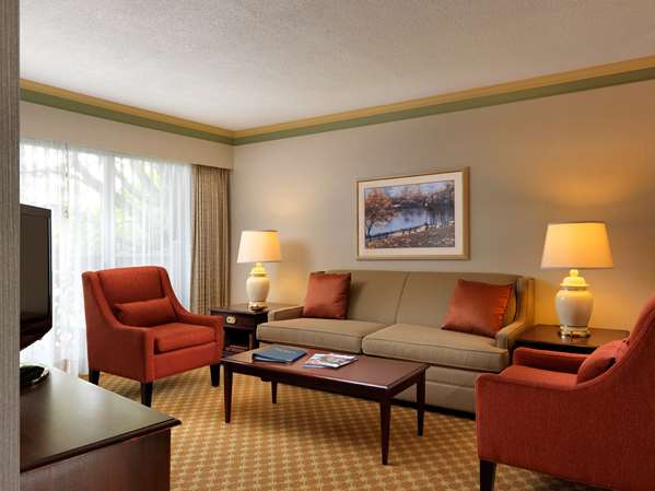  - Royal Scot Hotel & Suites Victoria
