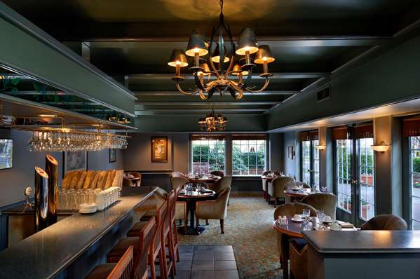 Restaurant - Royal Scot Hotel & Suites Victoria