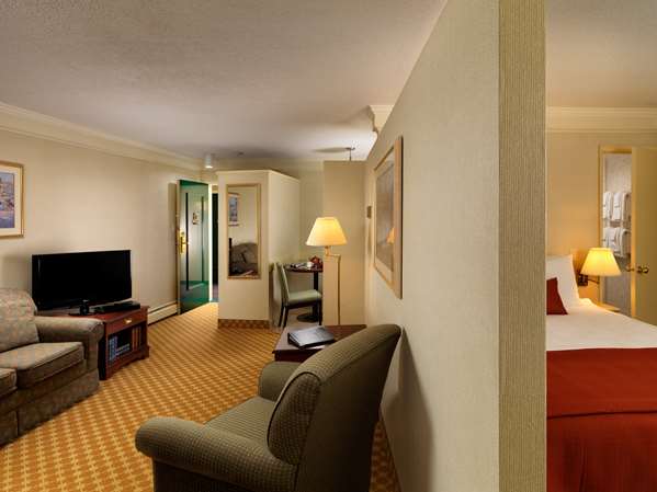 Suite - Royal Scot Hotel & Suites Victoria