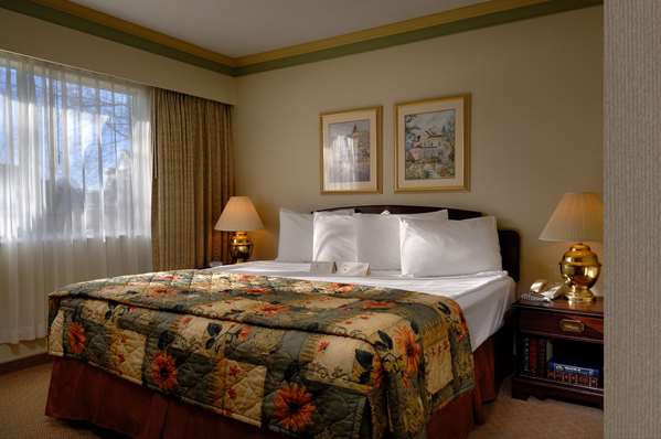 Suite - Royal Scot Hotel & Suites Victoria