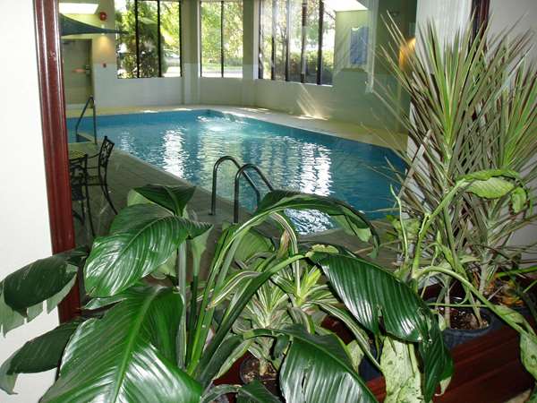 Pool - WelcomInns Boucherville