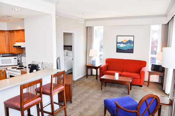  - Manteo Resort Waterfront Hotel & Villas Kelowna