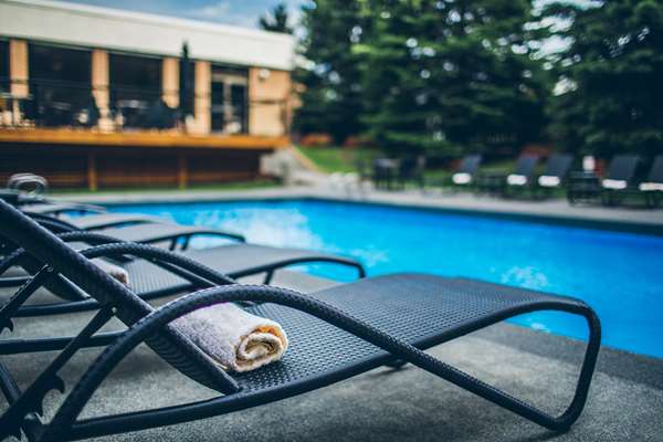 Pool - Hotel Blackfoot Calgary