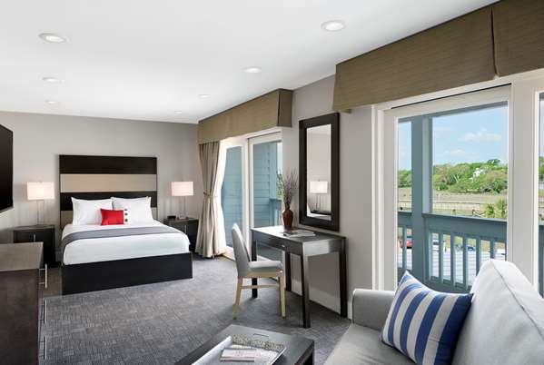 Suite - Shem Creek Inn Mt Pleasant