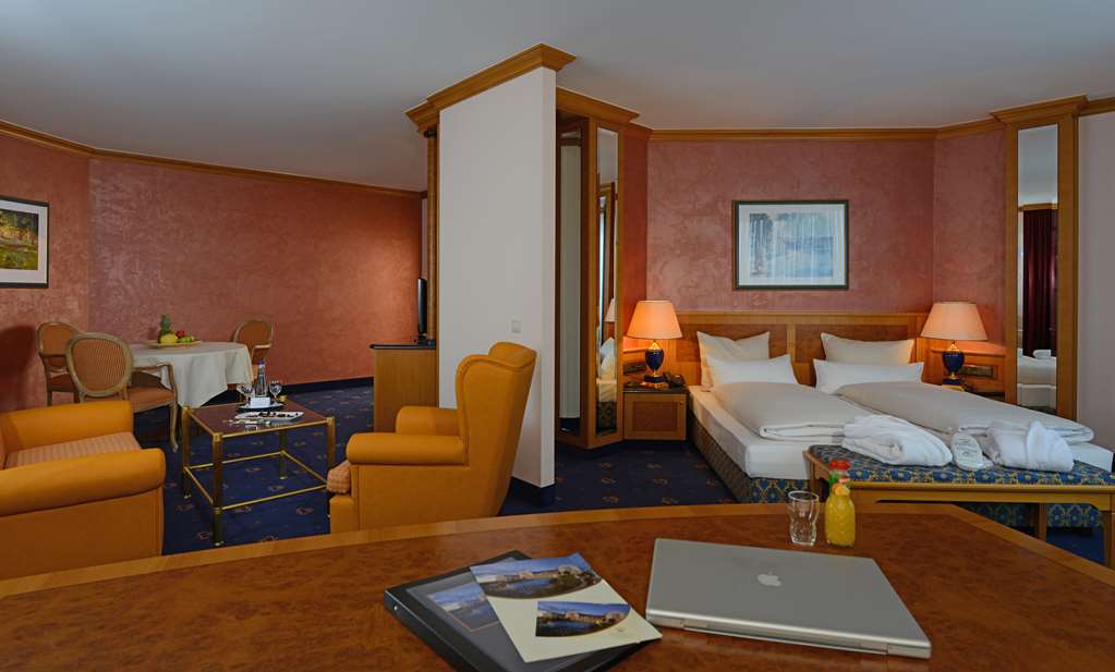 THE MONARCH HOTEL-guestroom-Guest Room,Suite,On-Site.jpg