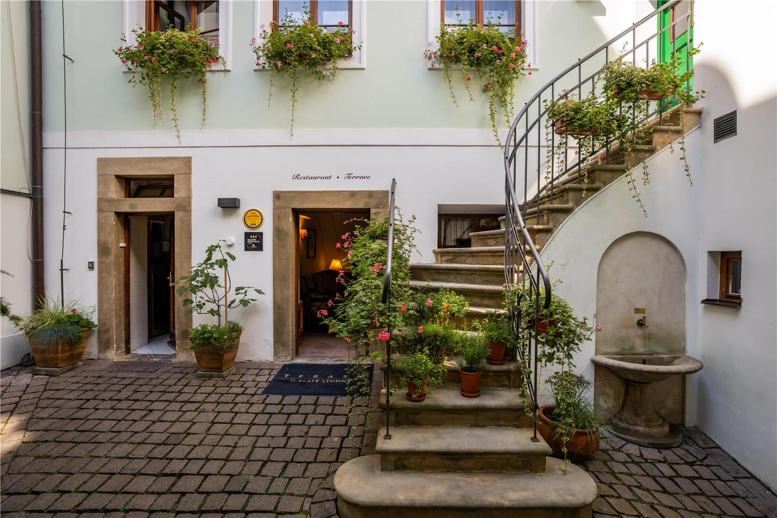 Golden Well Hotel