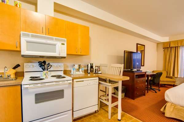 Suite - Peavine Inn & Suites High Prairie