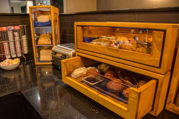 Restaurant - Peavine Inn & Suites High Prairie