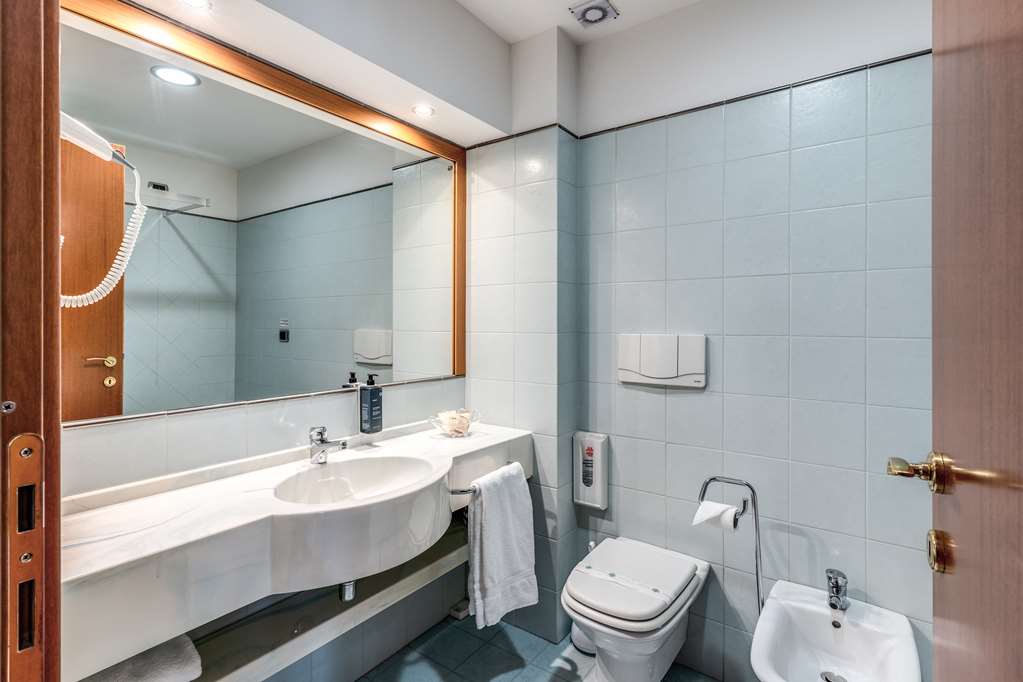 LUNA HOTEL MOTEL-guestroom-Guest Room,Bathroom,On-Site.jpg