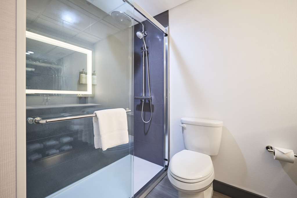 THE HOTEL AT GATEWAY CENTER-guestroom-Guest Room,Bathroom,On-Site.jpg
