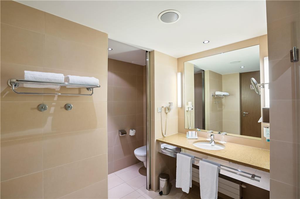 SAVOYEN AUSTRIA TREND HOTEL-guestroom-Guest Room,Bathroom,On-Site.jpg